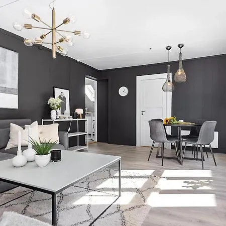 Lejlighed Center - Modern With Garage *