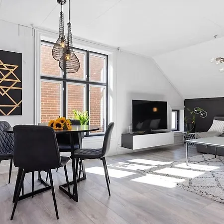 Lejlighed Center - Modern With Garage *